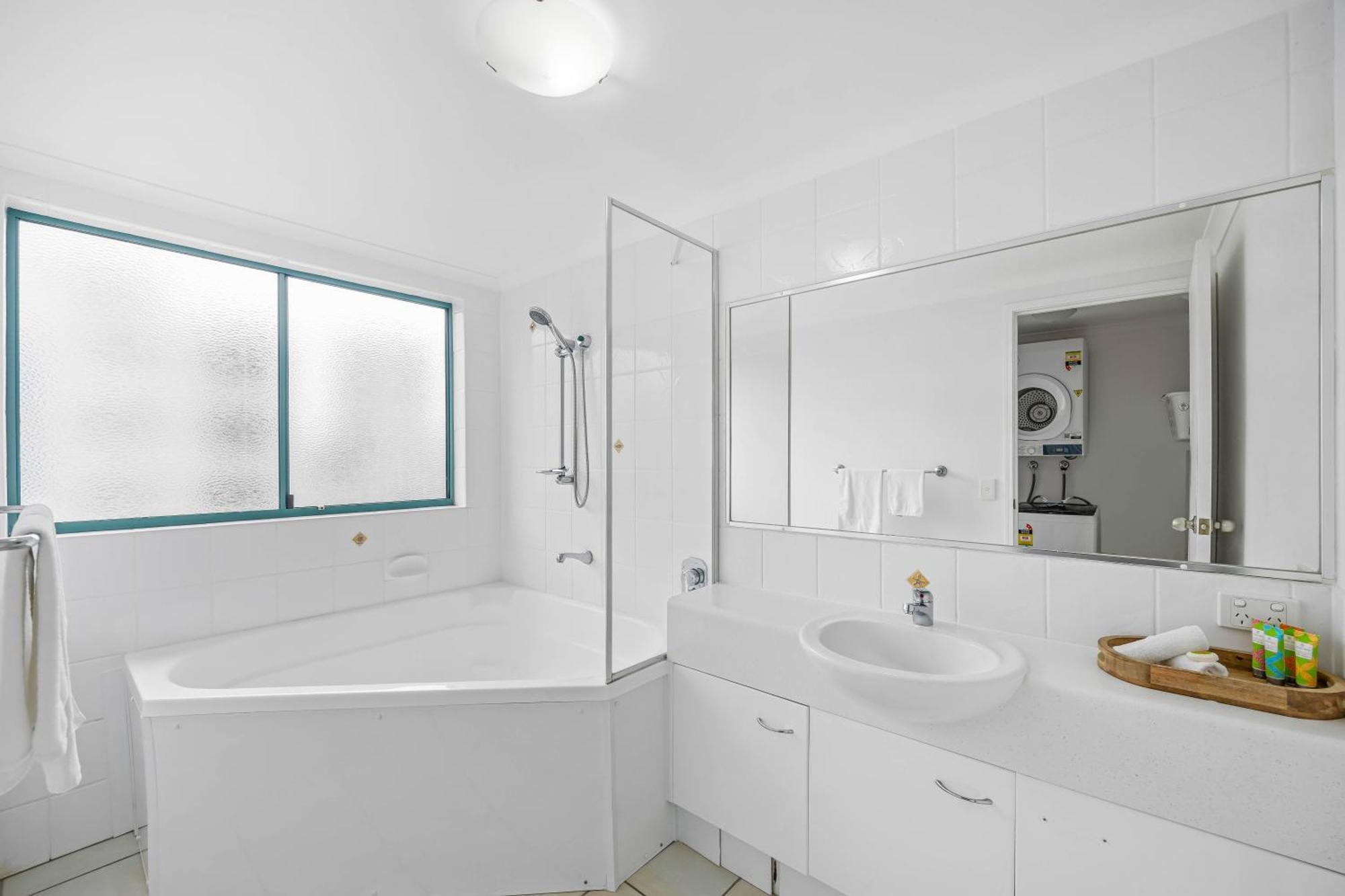 Sunshine Towers Boutique Apartments マルーチードール エクステリア 写真